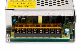 Ochranné prvky LED zdroje 12V 100W proti zkratu přetížení a přehřátí pro bezpečný provoz